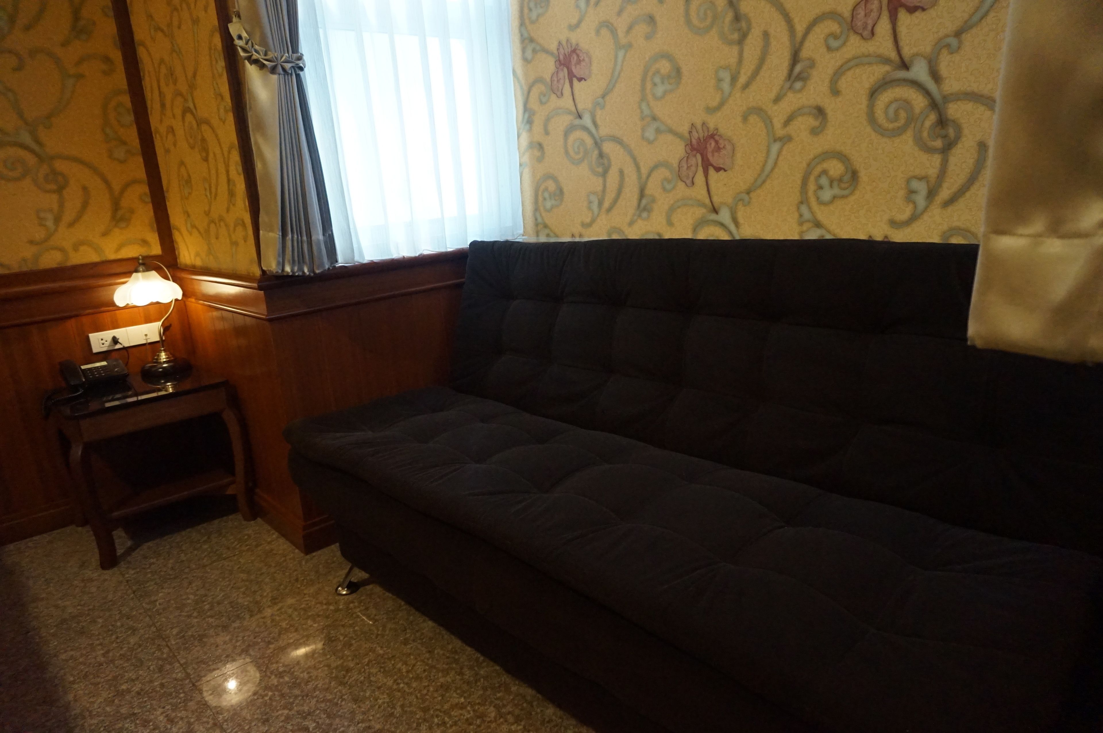 deluxe double room | living area | flat-screen tv