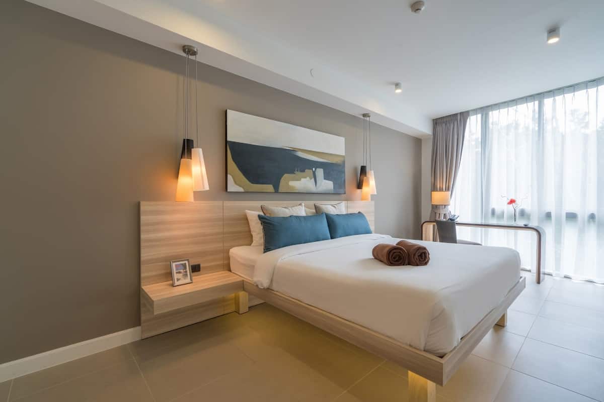 1 Bedroom Apartment Standard | 1 dormitorio, caja fuerte, escritorio y cortinas opacas