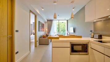 1 Bedroom Superior with Tropical View | Dapur pribadi | Lemari es, microwave, kompor, dan peralatan masak/sendok-piring