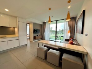 2 Bedrooms Superior with Tropical view | Wohnbereich | Flachbildfernseher