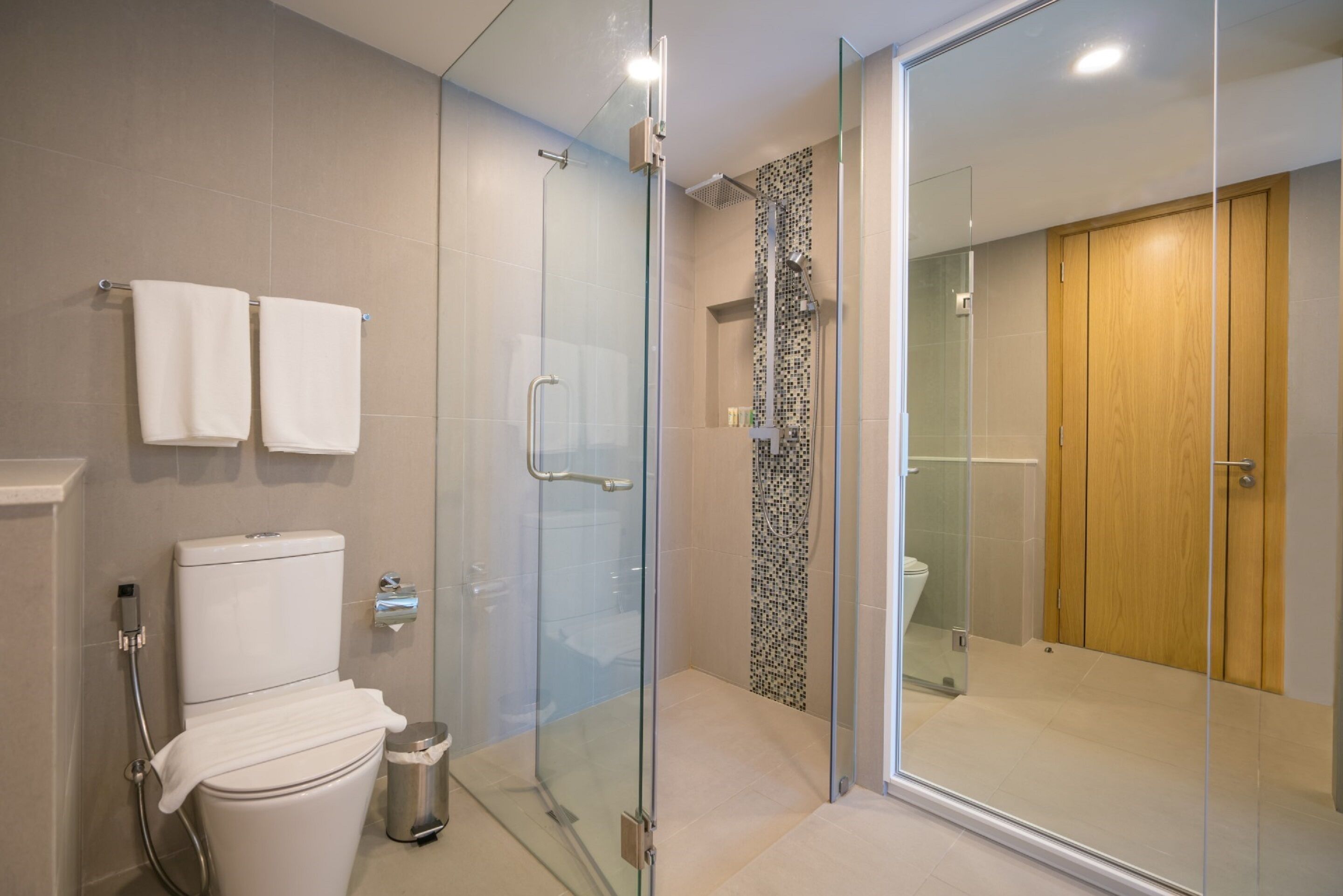 shower, free toiletries, bathrobes, towels