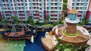 Un complexe hôtelier doté d’un parc aquatique comprenant un bateau pirate et un phare.