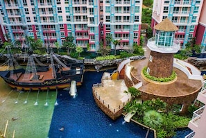 Outdoor pool, sun loungers - Grande Caribbean Condo by Somphong (Pattaya)