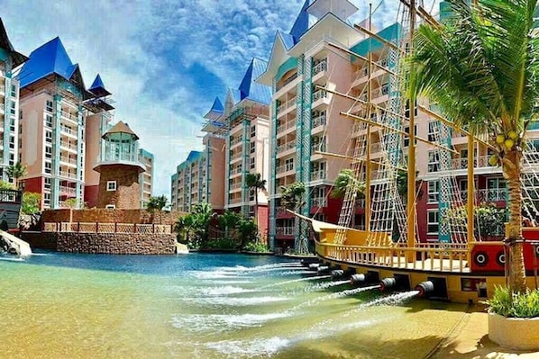 Outdoor pool, sun loungers - Grande Caribbean Condo by Somphong (Pattaya)