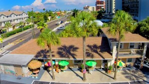 A hotel with a pool area featuring umbrellas and lounge chairs. - PRIME STUDIO SAVE. UPSCALE BEACHFRONTS. SUN,SURF&SAND, TOWN 2 BLOCKS, PKG,CHAIRS (Madeira Beach)