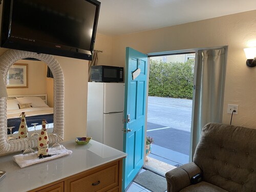 PRIME STUDIO SAVE. UPSCALE BEACHFRONTS. SUN,SURF&SAND, TOWN 2 BLOCKS, PKG,CHAIRS