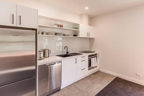 Refrigerador con freezer, microondas, horno, placa de cocina