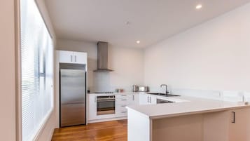Apartemen Deluks, 1 kamar tidur | Dapur pribadi | Lemari es besar, microwave, oven, dan kompor