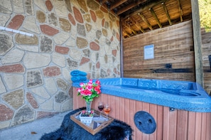 Outdoor spa tub - Family Favorite! no curves, pets , theater, , yard , fire pit , min to strip  (SEVIERVILLE)