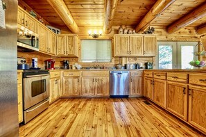 Kylskåp, mikrovågsugn, ugn och spishäll