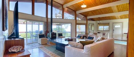 Smart-TV, Kamin, Videospiele, Bücher