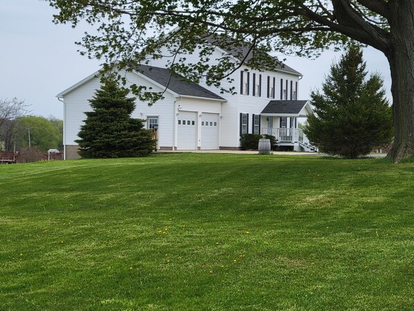 Exterior - Surrounded by orchards & vineyards, we are in the heart of wine country (Westfield)