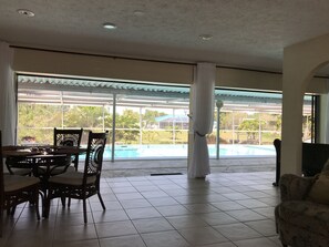 Utomhuspool och uppvärmd pool