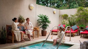 Uma área à beira da piscina com espreguiçadeiras e piscina.