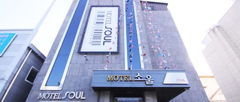 Un edificio con un cartel que dice "Motel Soul" y un código de barras.