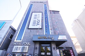 Fachada de la propiedad