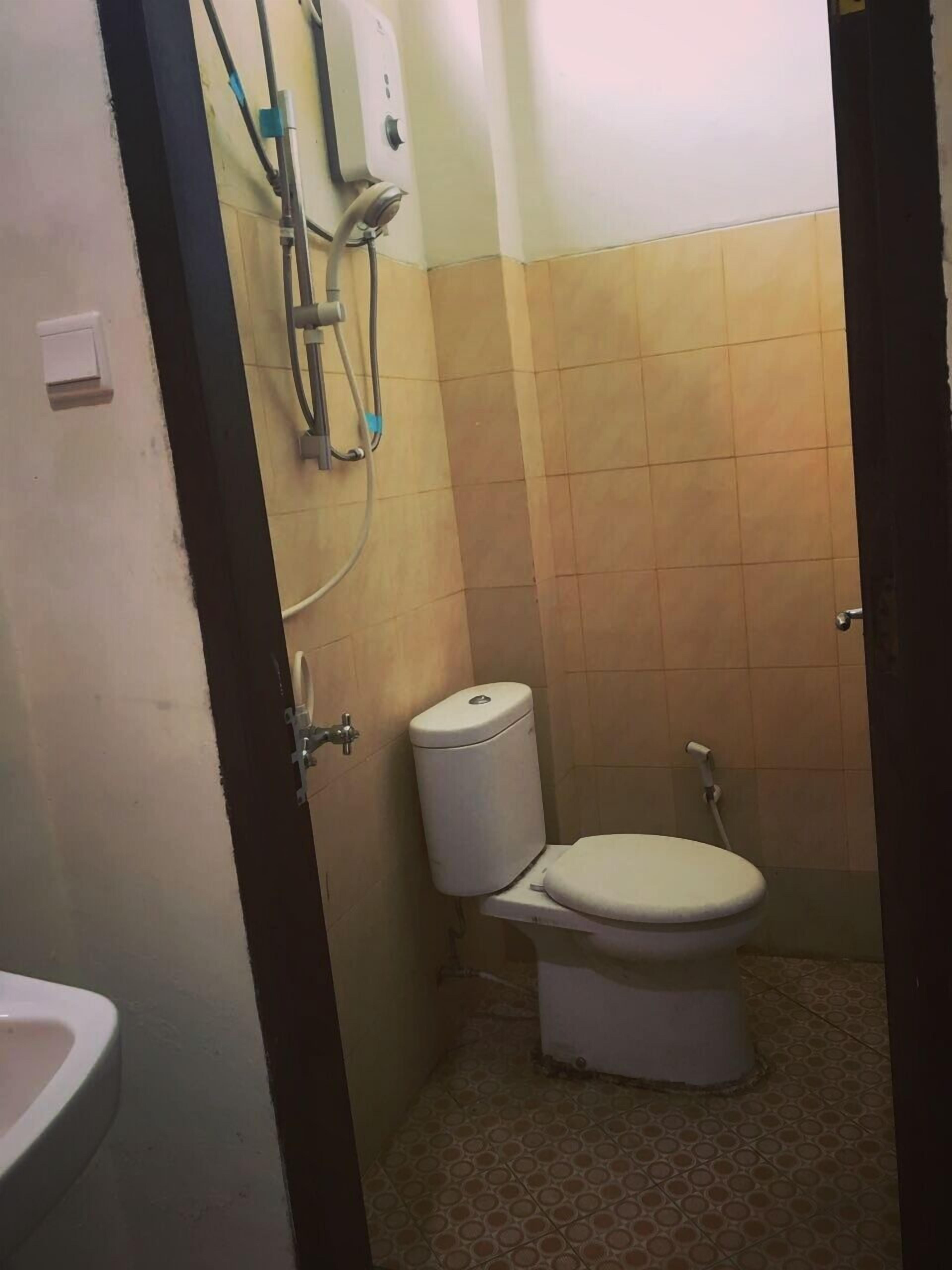 Shower, free toiletries, towels