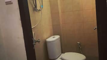 Shower, free toiletries, towels