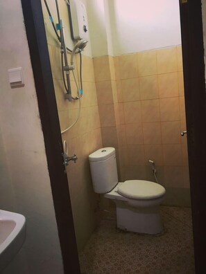 Dusche, kostenlose Toilettenartikel, Handtücher