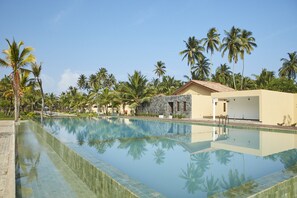 Una piscina al aire libre, tumbonas