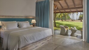 Une chambre à coucher avec un lit, une table de chevet et une vue sur un jardin.