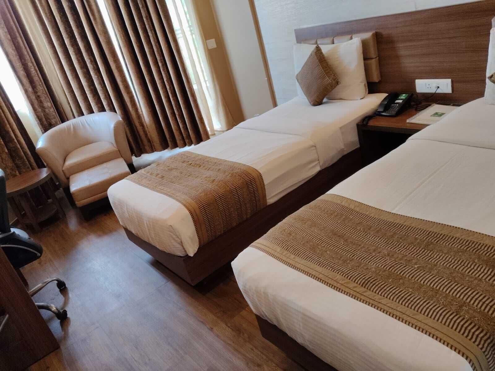 مكتب وستائر تعتيم وتجهيزات عازلة للصوت ومكواة/لوح كي