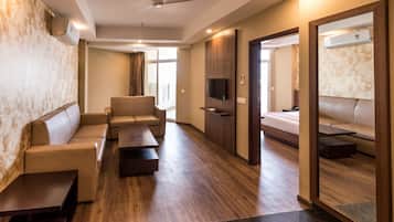 Suite Room | 1 bedroom, desk, blackout curtains, soundproofing