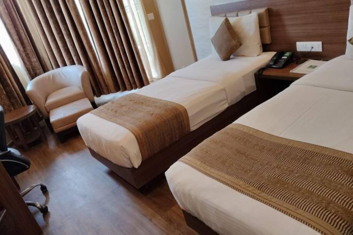 Escritorio, cortinas opacas, sistema de insonorización