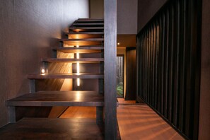 Decoración personalizada, muebles diferentes, escritorio y wifi gratis