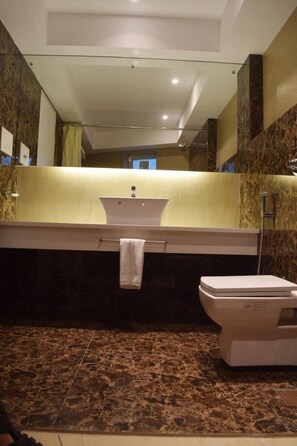 Habitación ejecutiva, vistas a la ciudad | Baño | Ducha, artículos de higiene personal gratuitos y toallas