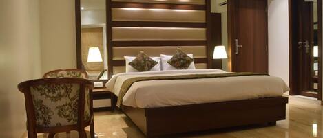 Executive Room, City View | In-room safe, desk, iron/ironing board, rollaway beds