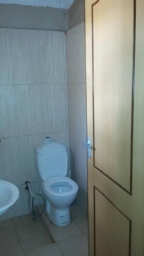 Shower, free toiletries, towels
