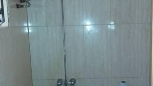 Regadera, amenidades de baño gratuitas, toallas 