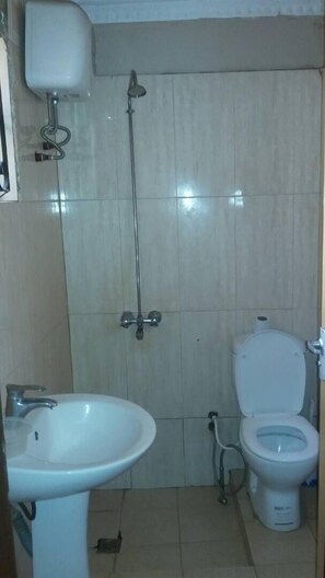 シャワー、バスアメニティ (無料)、タオル