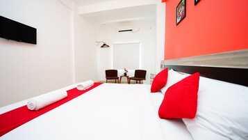 Deluxe Room | Desk, free WiFi