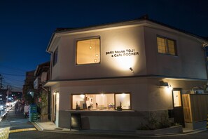 Front of property – evening/night - petit house TOJI (Kyoto)