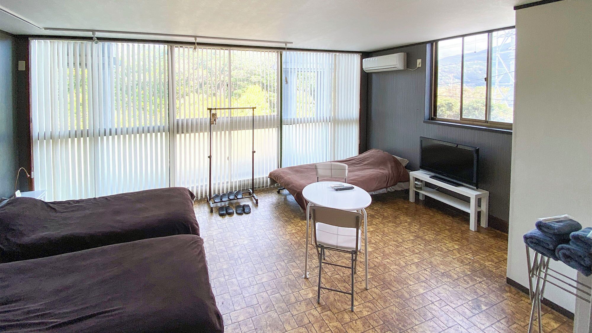 Desk, free WiFi, bed sheets