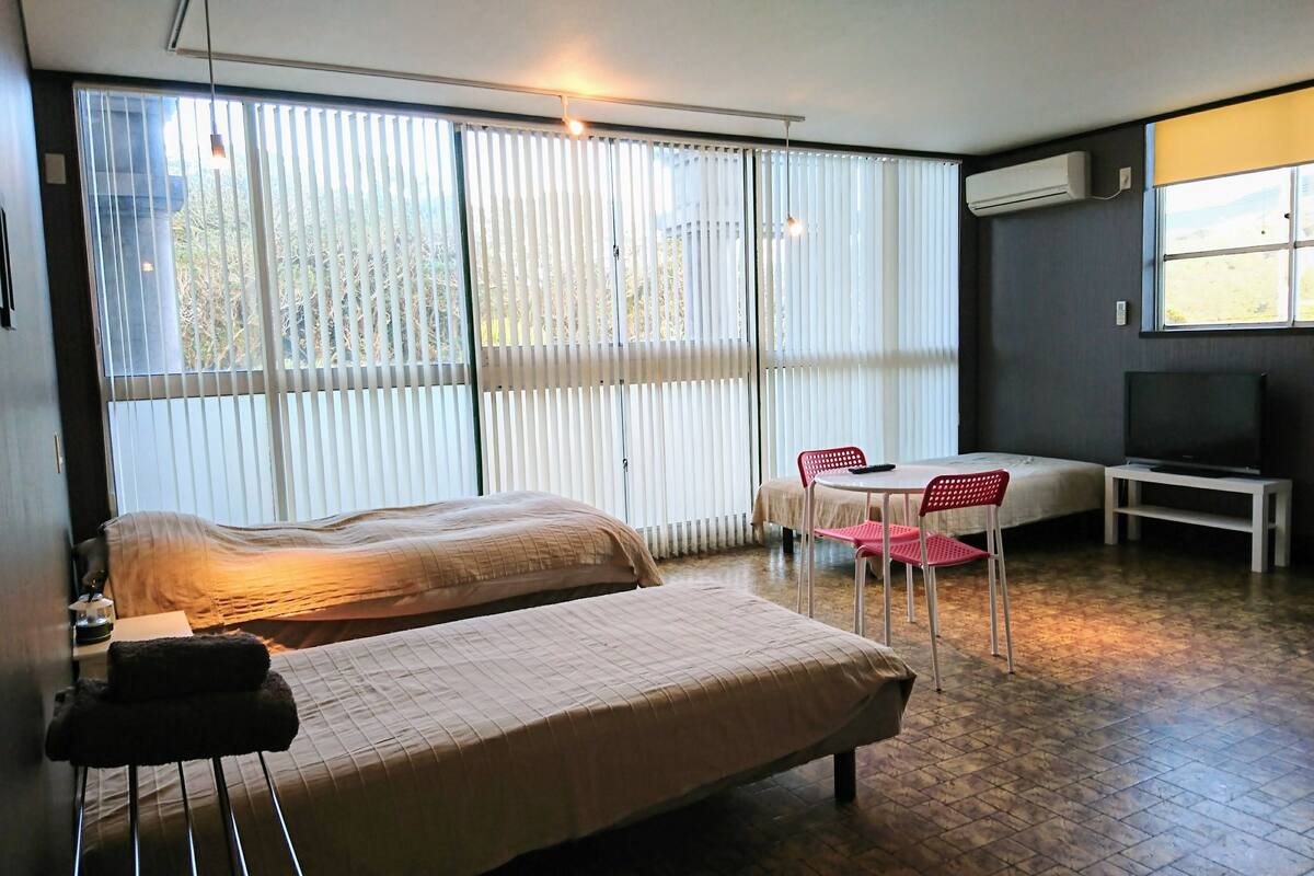 desk, free wifi, bed sheets