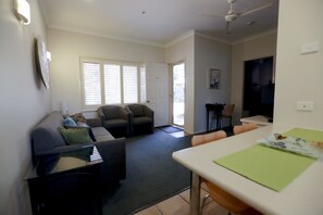 2-Bedroom Apartment E | 2 bedrooms, premium bedding, pillowtop beds, individually decorated - Country Apartments (Dubbo)