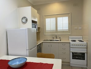 Full-size fridge, microwave, oven, stovetop - Country Apartments (Dubbo)