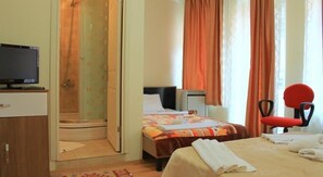 标准三人房 | 办公桌、熨斗/熨板、免费婴儿床、免费 WiFi