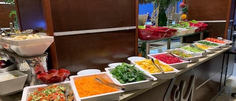 Serveert ontbijt, lunch en diner