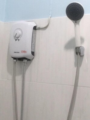 Mixed Dormitory (A Joining Room) | Bathroom shower - Khao Sok Secret - Hostel (Phanom)