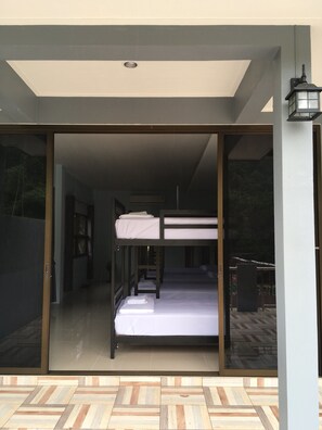 Mixed Dormitory with Shared Bathroom 