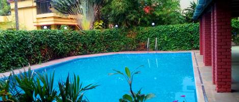 Una piscina al aire libre