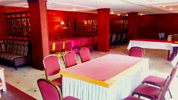 2 bars/lounges, poolside bar