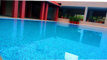 Hồ bơi ngoài trời