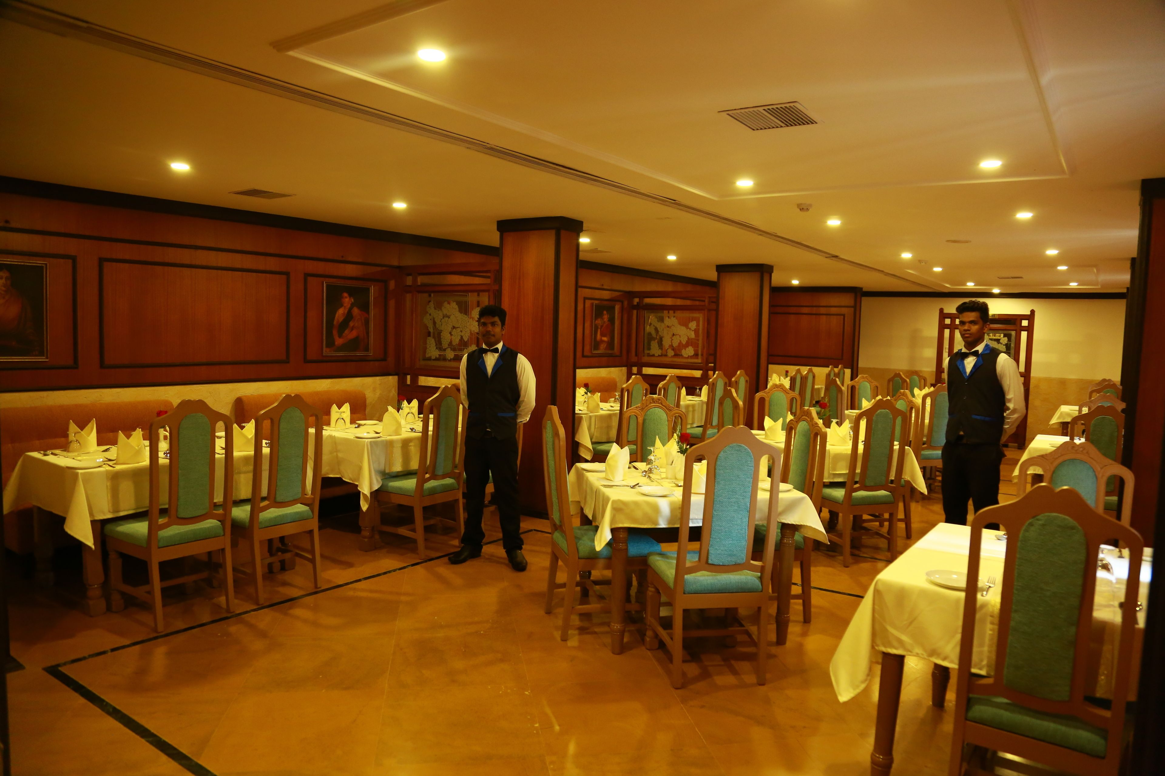 2 restoran, sarapan, makan tengah hari dihidangkan; masakan antarabangsa