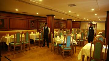 2 restaurantes; se sirve desayuno, almuerzo y cena; cocina internacional