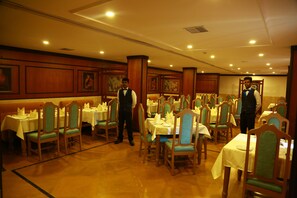 2 restaurants, spécialités Cuisine internationale